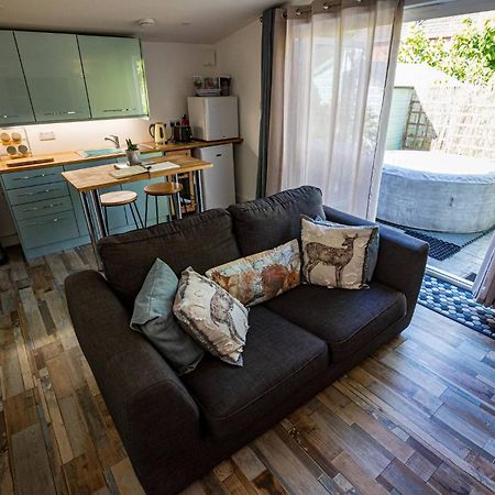 Hideaway Cabin For Two On Edge Of New Forest クライストチャーチ エクステリア 写真